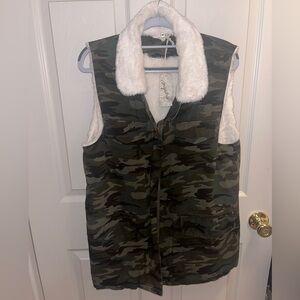 Women’s Army Camo vest with white fur collar- zip up with pockets- Large